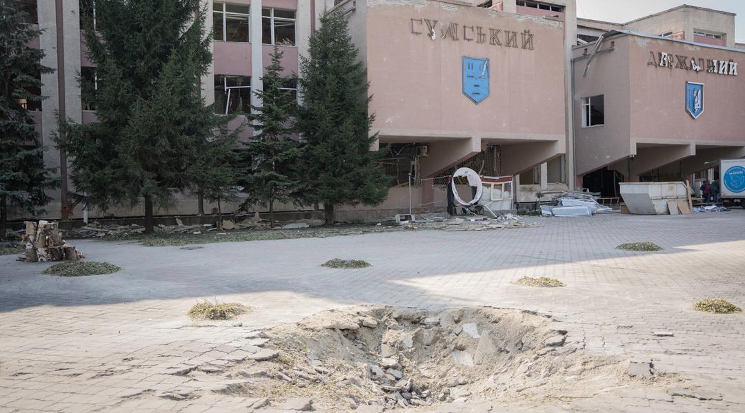 «Працюю тепер на свіжому повітрі. Аби лише компʼютер включився». Фоторепортаж із пошкоджених корпусів СумДУ