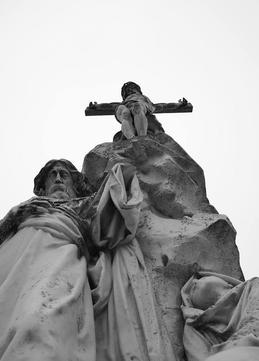 Скульптури Круазі, які Юля сфотографувала на кладовищі.