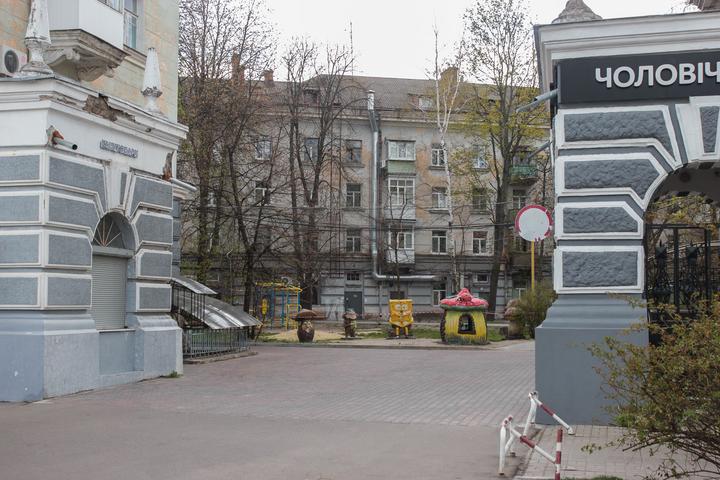 Подвір'я біля собору в Сумах журнал Цукр IMG 1366