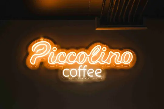 люмінисцентна вивіска у кав'ярні Piccolino