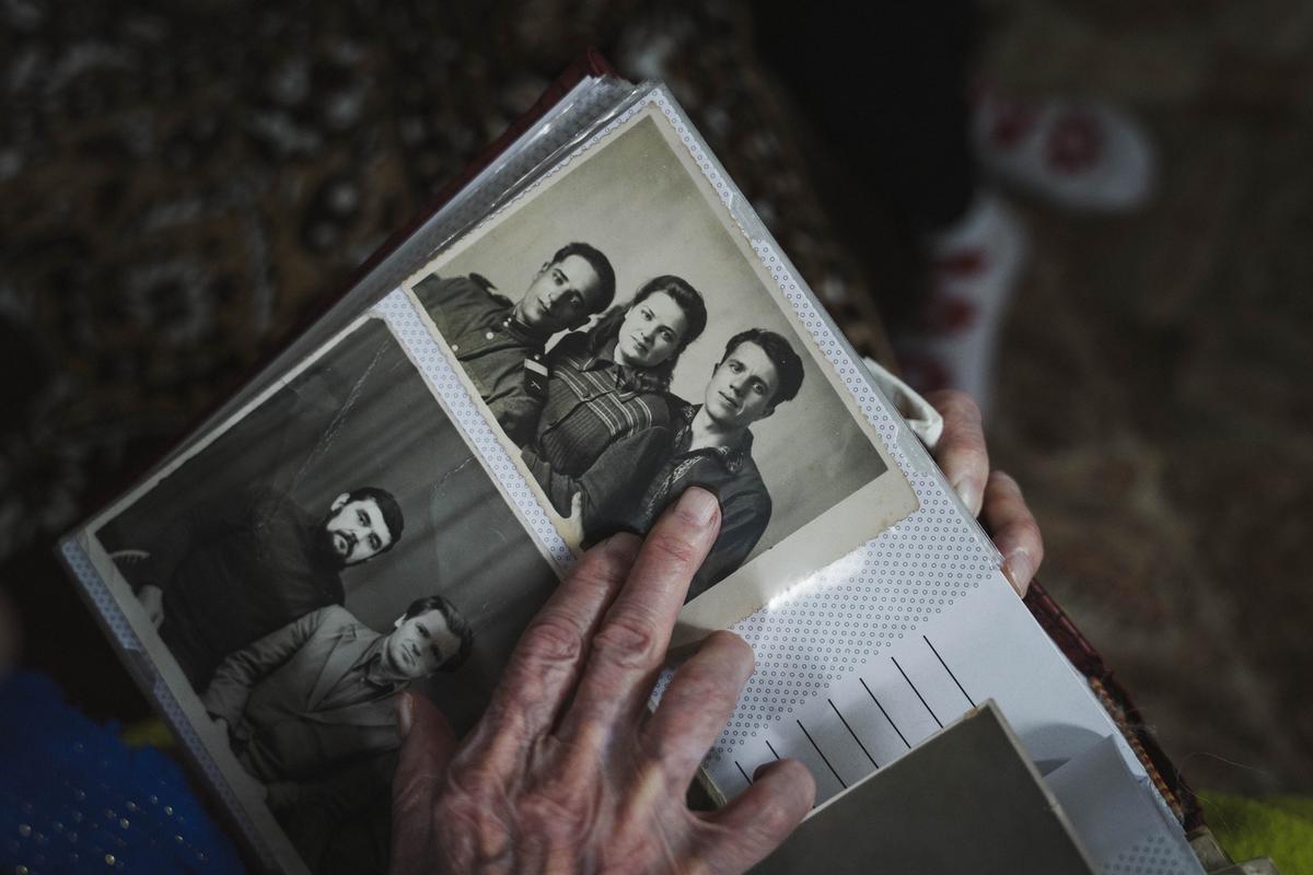 Марія Покотій показує старі фотографії своєї родини