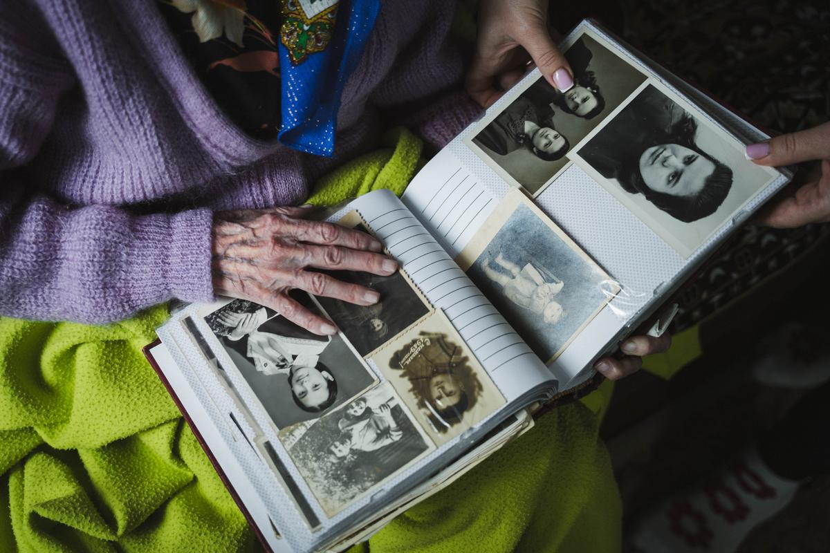 Альбом зі старенькими фотографіями родини Марії Покотій