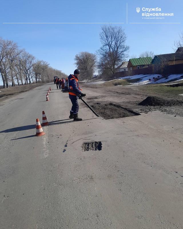 Дорожники ремонтують дороги на Сумщині