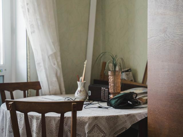 Вітальня квартири Раїси Гуділіної Стіл та стільці у вітальні квартири мешканки Сум