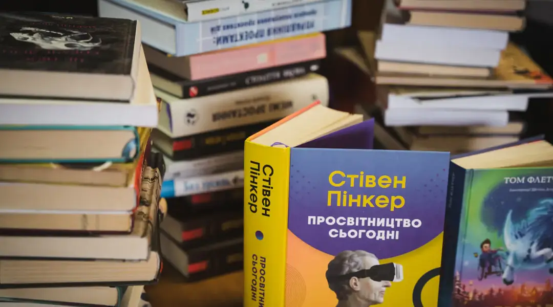 книги в бібліотеці у Сумах