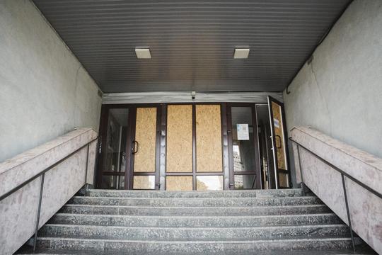 розбиті двері в бібліотеці