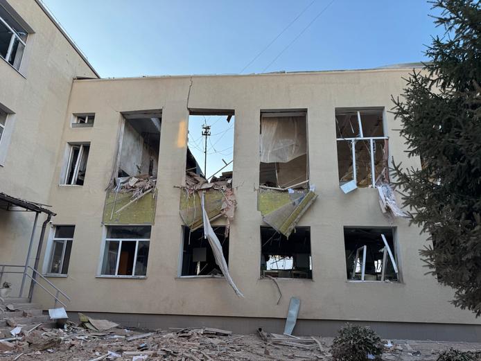 Зруйнована покрівля й перекриття між першим і другим поверхом у школі