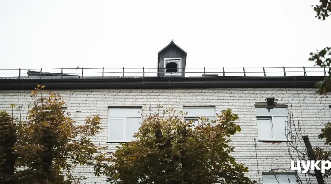 Пошкоджений дах у пологовому будинку в Сумах