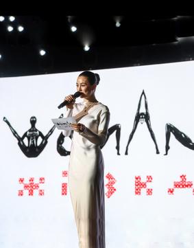 Марина Мазепа на сцені церемонії УП 100 від Української правди