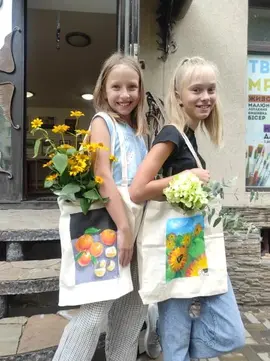 У Сумах проводять для дітей майстеркласи з розпису шоперів