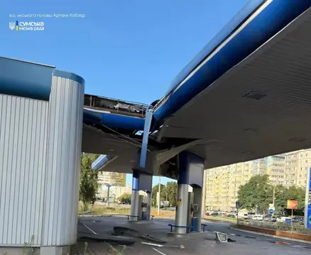 Пошкоджена заправка у Сумах внаслідок влучання російського БпЛА