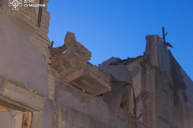 poshkodzhena budivlia u sumakh Пошкоджена будівля в Сумах