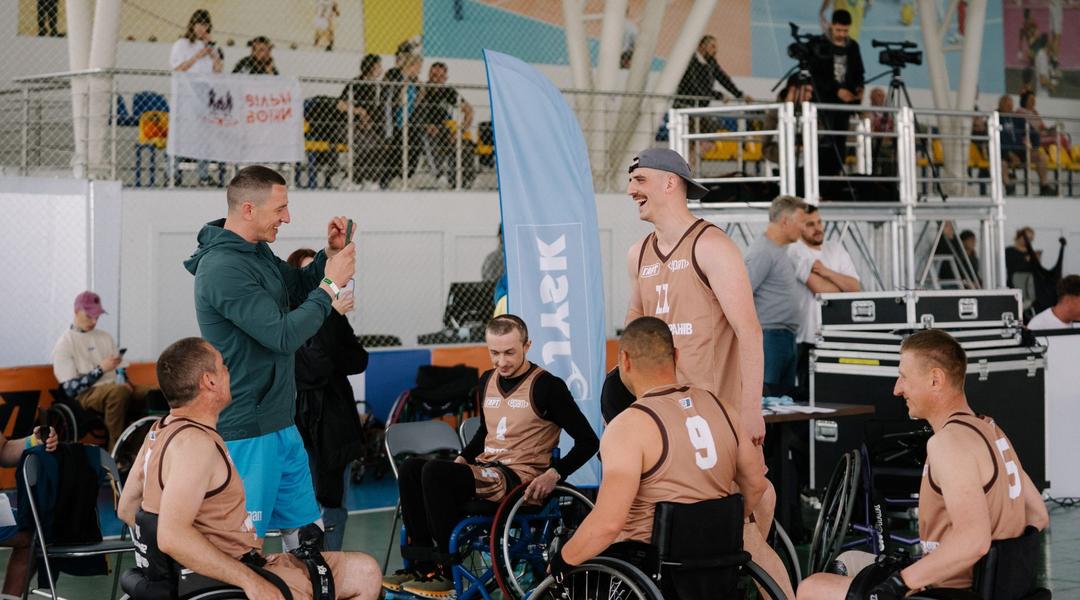 veterany na kolisnykh krislakh hraiut u basketbol hart 2026 4