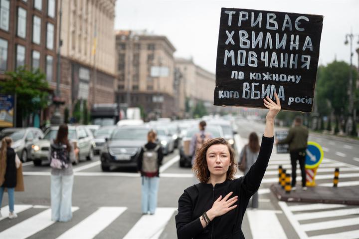 Катерина Даценко під час хвилини мовчання