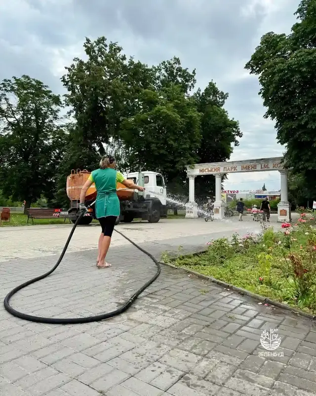 Комунальниця поливає квіти в Сумах