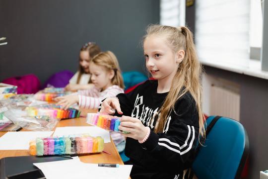 dity v tsentri studentskyi leleka sumdu Діти ліплять у Центрі Студентський лелека в СумДУ