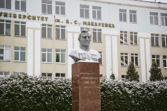 Пам'ятник Макаренку в Сумах