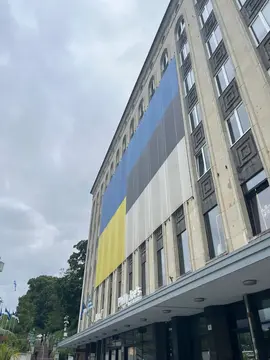 Український та естонський прапори в Таллінні