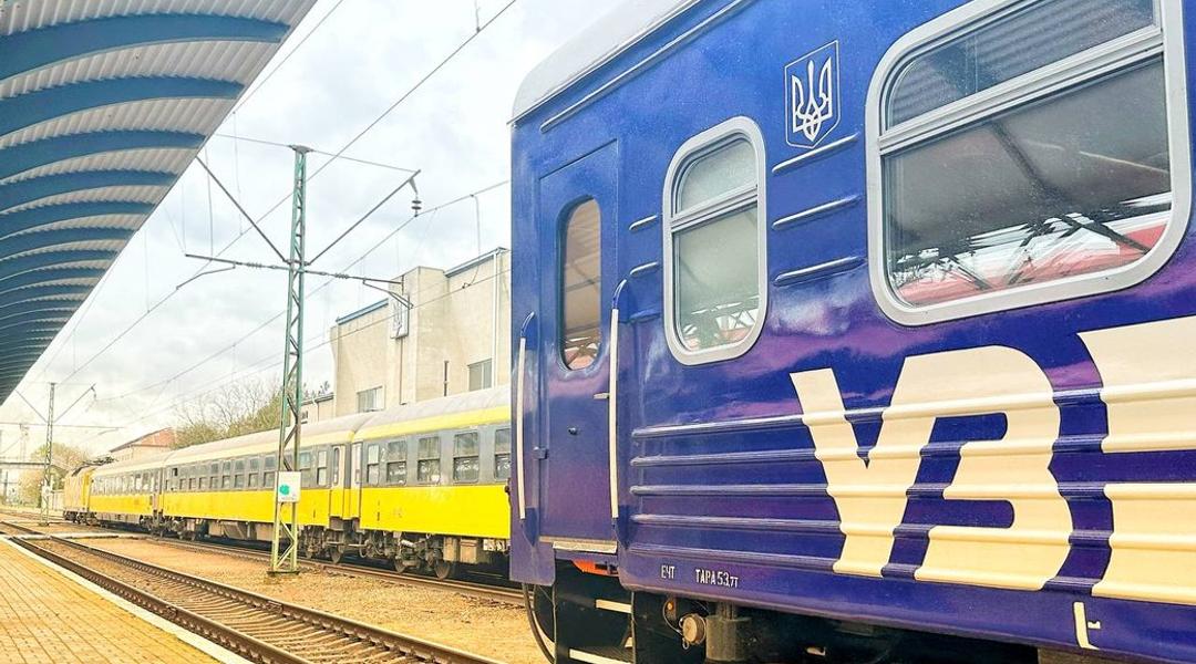 Вагони Укрзалізниці стоять на коліях Вагони Укрзалізниці стоять на коліях