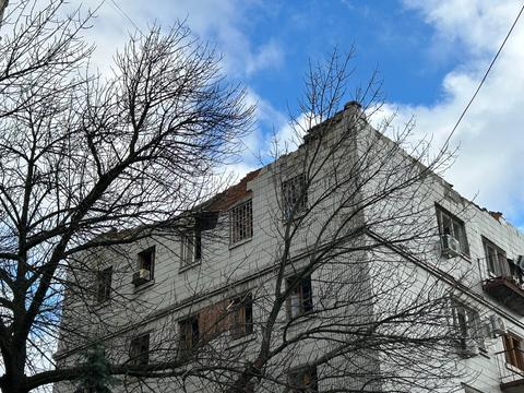 наслідки обстрілу поблизу вокзалу в Сумах