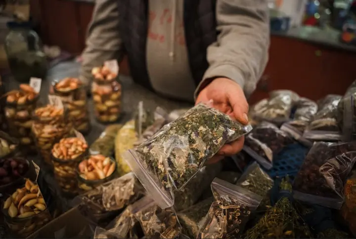 Володимир власноруч засушив трави й тепер продає їх на сумському базарі.