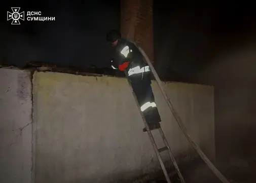 ryatuval nyky rszv obstril sumy 3 Рятувальник гасить пожежу внаслідок обстрілу Сум із РСЗВ