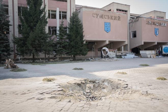 «Працюю тепер на свіжому повітрі. Аби лише компʼютер включився». Фоторепортаж із пошкоджених корпусів СумДУ