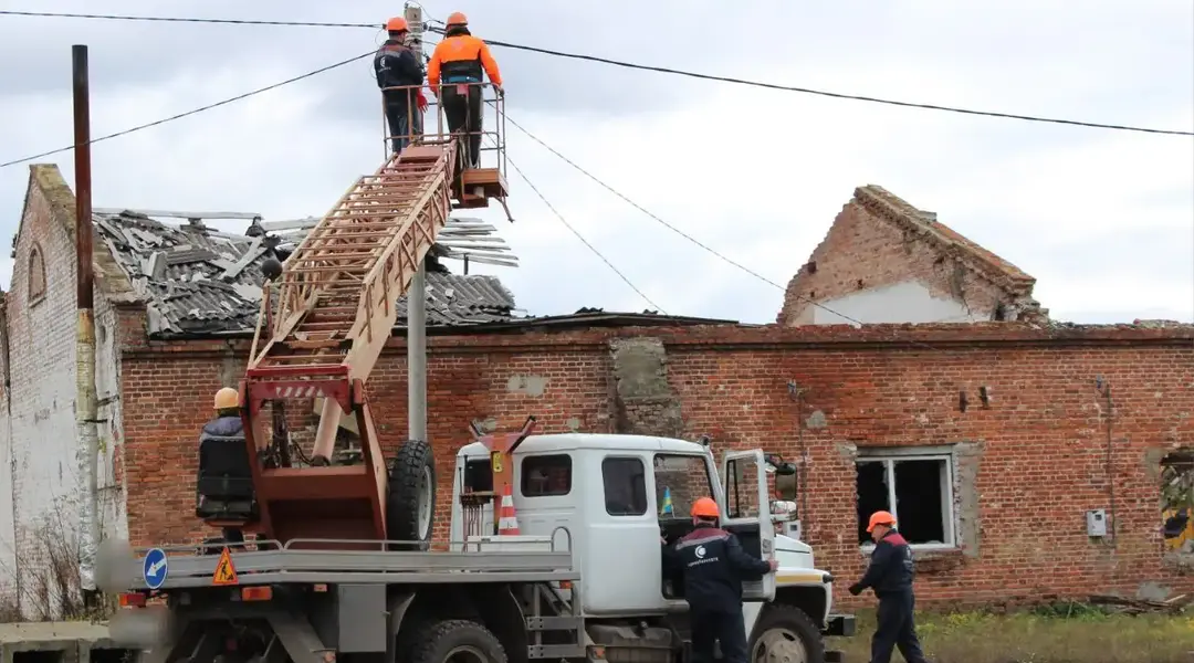 enerhetyky vidnovlyuyutʹ svitlo na sumshchyni Енергетики відновлюють світло на Сумщині