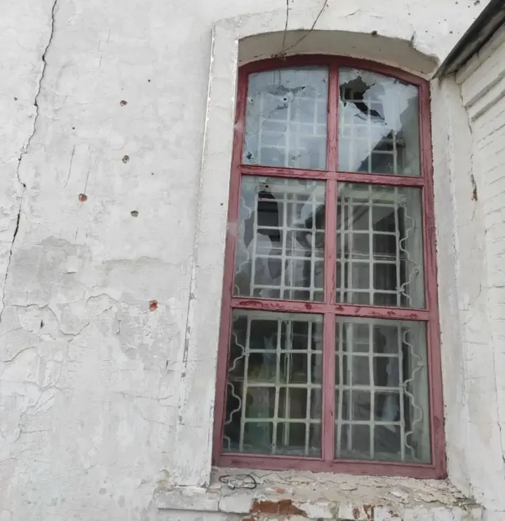 вікна пошкодженого храму на Сумщині