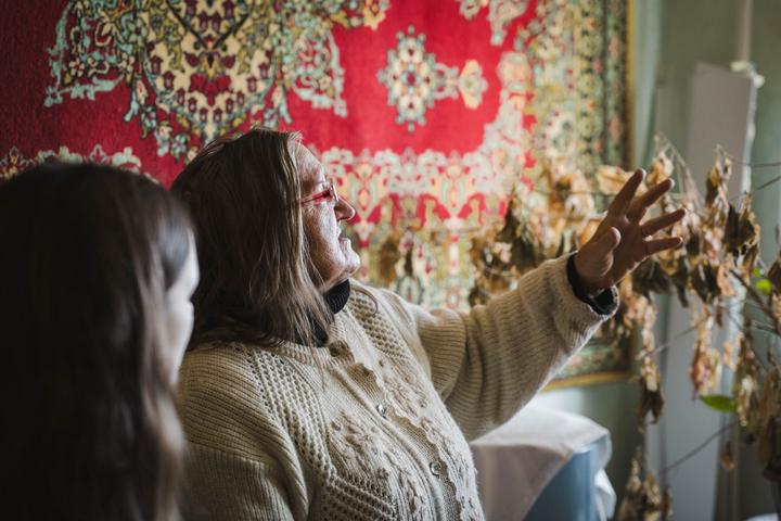 Раїса показує, як пошкодився її балкон Раїса Гуділіна, яка живе у квартирі з пошкодженими вікнами