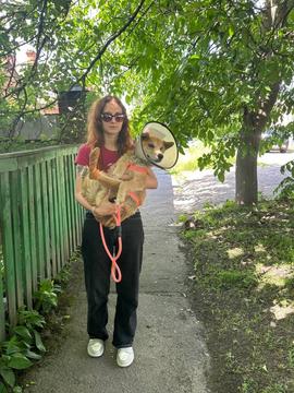 Жінка тримає собаку на руках