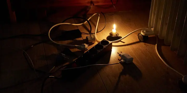 masovi vidkliuchennia svitla Під час відключень світла можна користуватися лампами та свічками