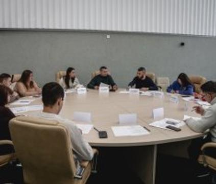 На засіданні Сумської міської ради чиновники сидять за круглим столом. Вони обговорюють мораторій.