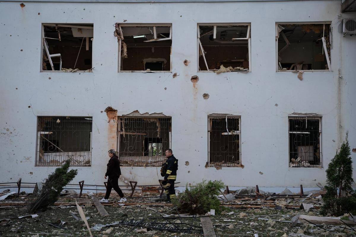 Вибиті вікна в будівлі внаслідок обстрілу Сум