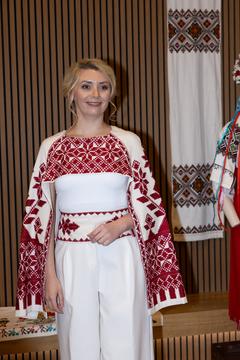 Вікторія Мурич в образі натхненному кролевецькими рушниками