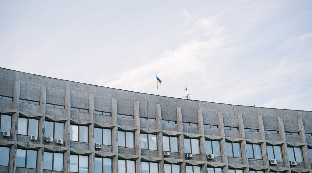 український прапор над будівлею сумскьої ода