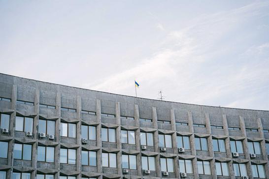 український прапор над будівлею сумскьої ода