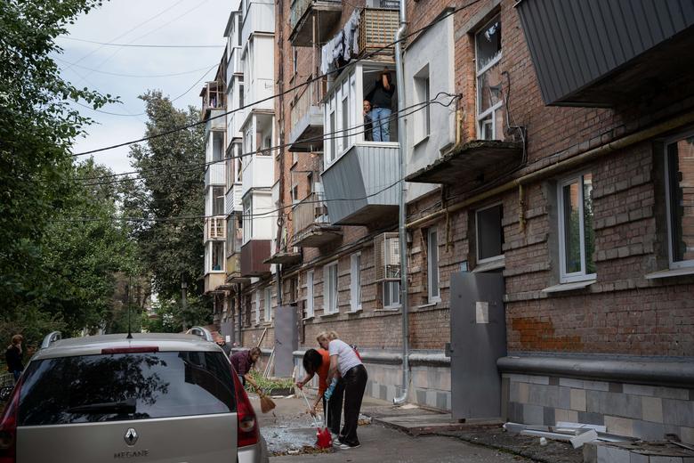 Містяни ліквідовують наслідки обстрілів КАБами у Сумах