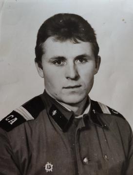 Молодий Петро Сорока у військовій формі