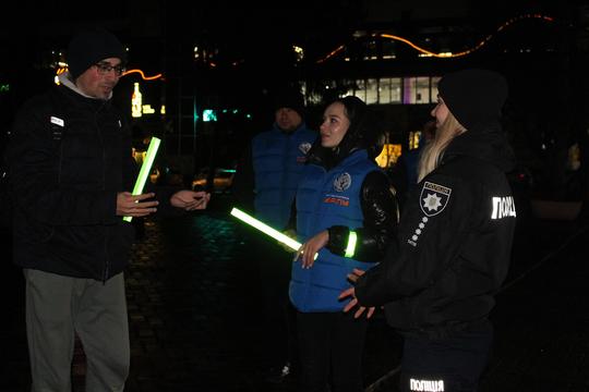 volontery і polіtsіya rozdayutʹ flіkery sumʹyanam Волонтери й поліція роздають флікери в Сумах