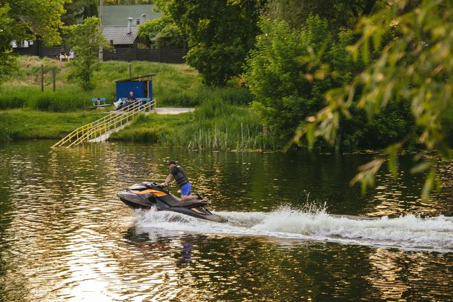 Водій їздить на гідроциклі на річці Псел