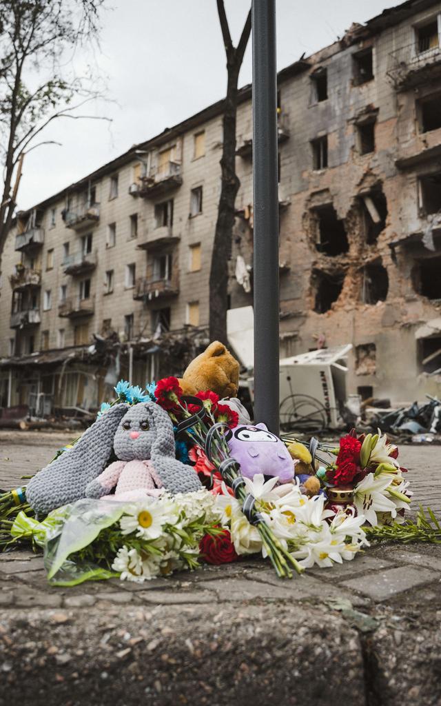 «Нехай світ побачить, що Росія зробила моїй родині». Євген Овчаров, який втратив дружину й доньку після обстрілу КАБами, розповів свою історію для The New York Times 