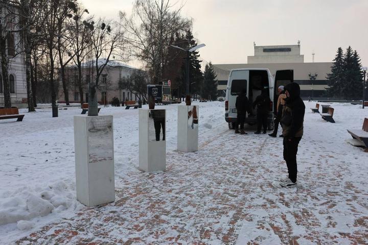 u sumakh montuyutʹ vystavku aleya nezlamnykh mіst У Сумах монтують виставку Алея незламних міст