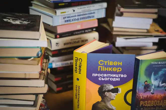 книги в бібліотеці у Сумах