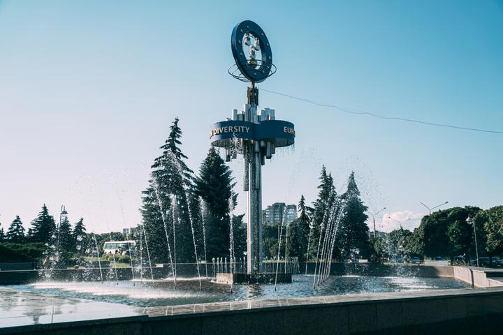 Водограй біля готелю «Суми» влітку