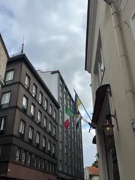 Український прапор висить на будівлі в Таллінні