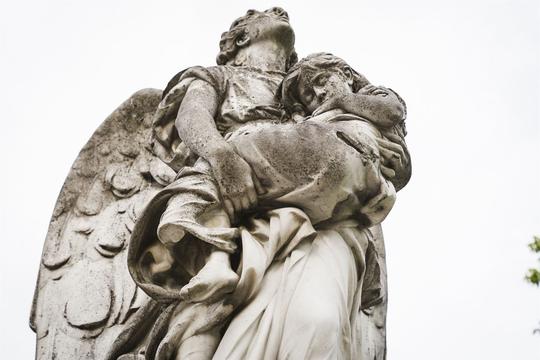 Скульптура Янгол з дитиною Круазі в Сумах