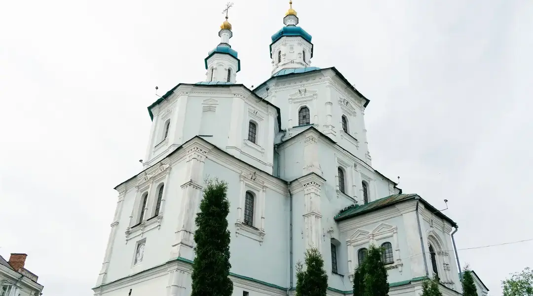 starovynna tserkva na ploschi