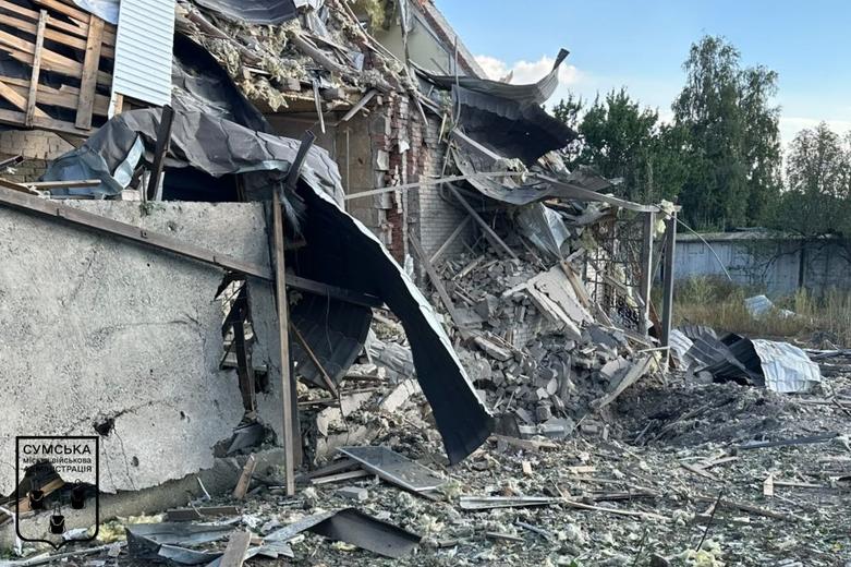 Зруйнований будинок у Сумах внаслідок авіаудару 30 вересня