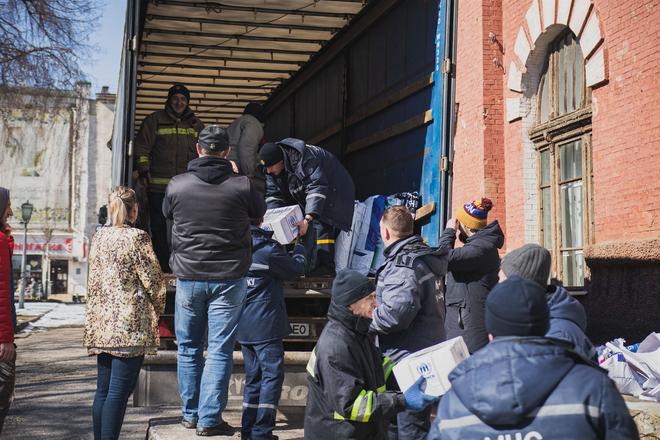 Волонтери допомагають жителям Сум Допомога сум'янам під час війни